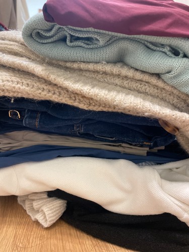 Sack voller damenkleidung - sack,